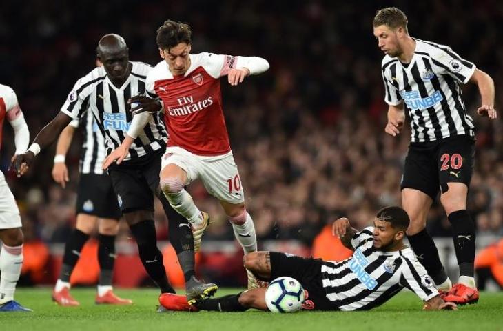 Gelandang Arsenal, Mesut Ozil dijaga ketat oleh para pemain Newcastle United pada 1 April 2019 (Glyn Kirk/AFP)