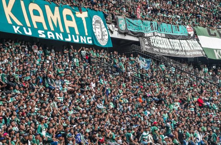 Bonek memenuhi Stadion Gelora Bung Tomo saat laga kontra PS Tira-Persikabo beberapa waktu lalu. [persebaya.id]