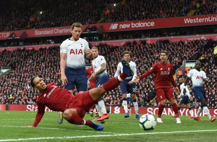 Aksi bek Liverpool, Virgil van Dik saat melawan Tottenham Hotspur pada 31 Maret 2019 (Paul Ellis/AFP)