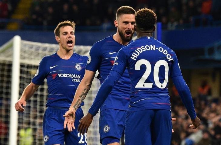 Callum Hudson-Odoi merayakan gol Olivier Giroud ke gawang  Brighton and Hove Albion pada 3 April 2019 (Glyn Kirk/AFP)