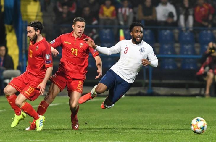 Bek Timnas Inggris, Danny Rose (kanan) saat berhadapan dengan Montenegro di kualifikasi Piala Eropa 2020 (Savo Prelevicc/AFP)