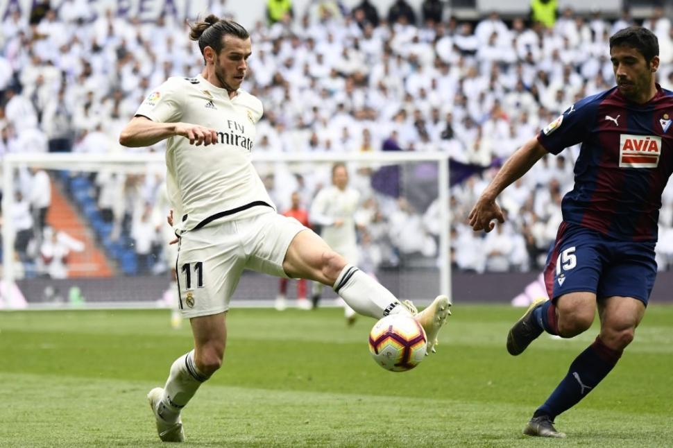 Penyerang Real Madrid, Gareth Bale saat berhadapan dengan Eibar di La Liga  pada 6 April 2019 (Gabriel Bouys/AFP)