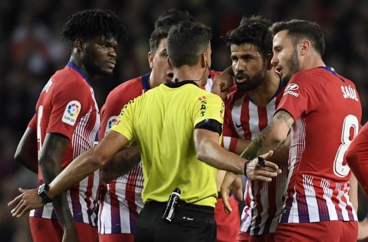 Penyerang Atletico Madrid, Diego Costa saat melayangkan protes kepada wasit Gil Manzano pada 6 April 2019 (Lluis Gene/AFP)