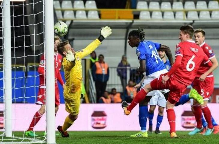 Moise Kean turut mencantumkan namanya dalam papan skor kala Timnas Italia mengalahkan Liechtenstein dalam pertandingan Grup J Kualifikasi Piala Eropa 2020, Selasa (26/3/2019). (MIGUEL MEDINA / AFP)