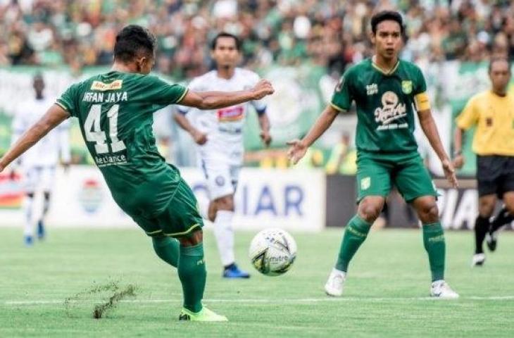 Winger Persebaya, Irfan Jaya (kiri) beraksi pada laga leg pertama final Piala Presiden 2019 kontra Arema FC di Gelora Bung Tomo, Selasa (9/4/2019) sore WIB.