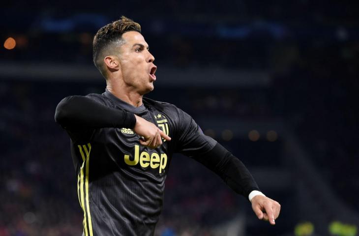 Selebrasi Cristiano Ronaldo usai cetak gol ke gawang Ajax Amsterdam. Dalam laga leg pertama perempat final Liga Champions, Kamis (11/4/2019) dini hari tadi, Juventus bermain imbang 1-1 dengan tuan rumah Ajax Amsterdam. [JOHN THYS / AFP]