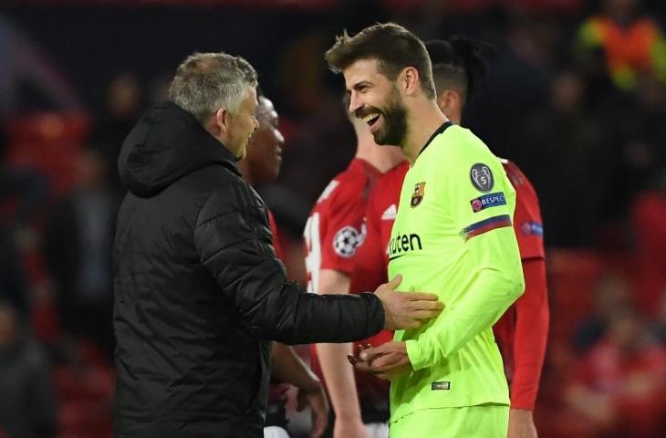 Gerard Pique saat berjabat tangan dengan manajer Manchester United, Ole Gunnar Solskjaer. (Lluis Gene/AFP)