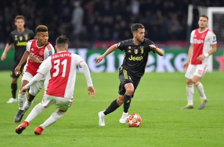 Aksi Miralem Pjanic dalam pertandingan melawan Ajax. (Emmanuel Dunand/AFP)