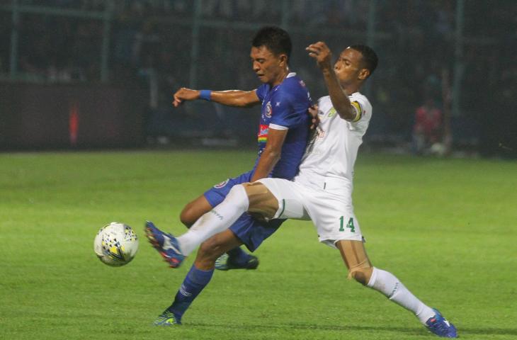 Arema FC, Dedi setiawan (kiri) berebut bola dengan pesepesepakbola Persebaya Surabaya, Ruben Sanadi (kanan) dalam pertandingan Final Piala Presiden Leg Kedua di Stadion Kanjuruhan, Malang, Jawa Timur, Jumat (12/4/2019). ANTARA FOTO/Ari Bowo Sucipto/ama.