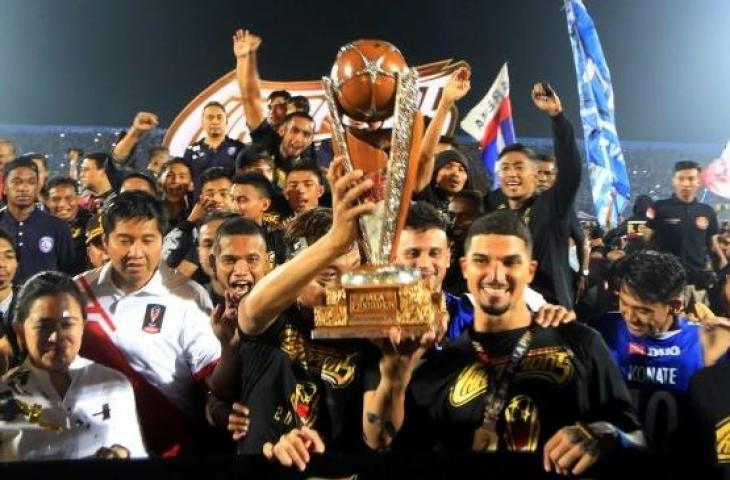 Pemain Arema FC merayakan gelar juara Piala Presiden 2019 di Stadion Kanjuruhan Malang, Jawa Timur, Jumat (12/4). [ANTARA FOTO/Budi Candra Setya]