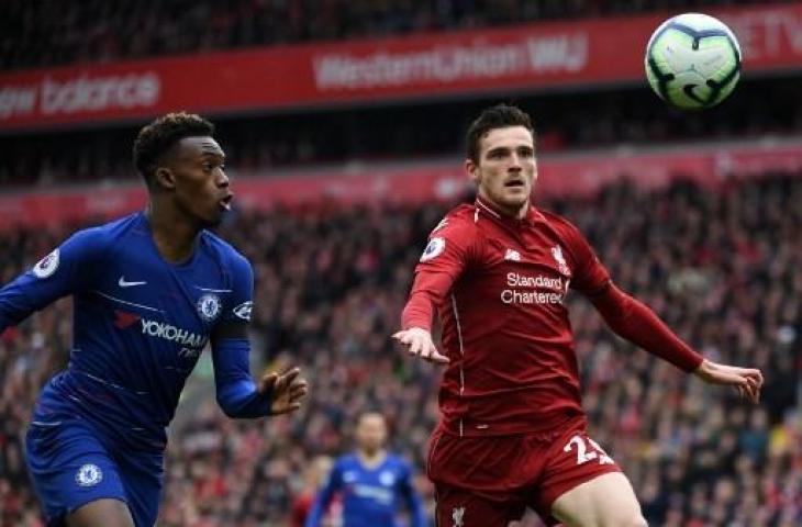 Aksi bek kiri Liverpool, Andrew Robertson saat menghadapi pemain Chelsea pada pertandingan Liga Primer Inggris, Minggu (14/4/2019). (PAUL ELLIS / AFP)