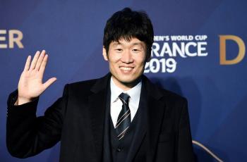 Dikira Park Ji Sung, Fans Manchester United Panggul dan Elukan Turis Korsel