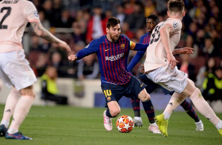 Penyerang Barcelona, Lionel Messi dihadang dua pemain Manchester United. Pada laga leg kedua perempat final Liga Champions, yang dihelat di Camp Nou, Rabu (17/4/2019) dini hari tadi, Barcelona menang 3-0 atas Manchester United. [PAU BARRENA / AFP]