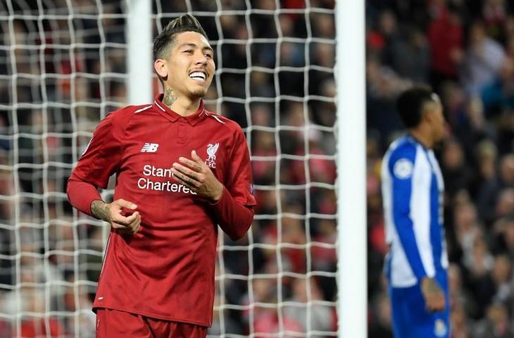 Senyum cemerlang Roberto Firmino. [LLUIS GENE / AFP]