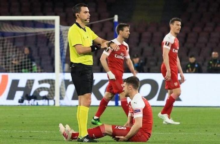 Aaron Ramsey mengalami cedera otot paha saat Arsenal menghadapi Napoli pada leg kedua perempatfinal Liga Europa di Stadion San Paolo, Jumat (19/4/2019) dini hari WIB. (CARLO HERMANN / AFP)