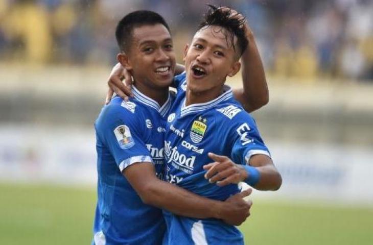 Selebrasi bintang muda Persib, Beckham Putra Nugraha (kanan) setelah menjebol gawang Persiwa Wamena pada laga leg kedua babak 32 besar Piala Indonesia di Stadion Si Jalak Harupat, Bandung, Jawa Barat, Senin (11/2/2019) petang WIB. [Laman resmi Persib/M. Jatnika Sadili]