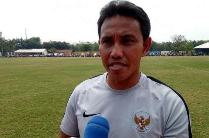 Pelatih Timnas Indonesia U-16 Bima Sakti di Lapangan Babek, Cilincing, Jakarta Utara, Minggu (9/9/2018). [Suara.com/Arief Apriadi]