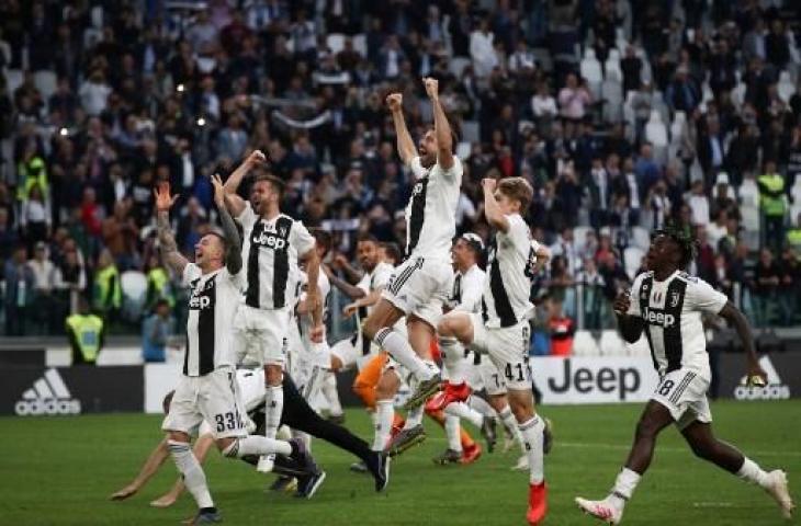 Para pemain Juventus melakukan selebrasi usai memastikan gelar Serie A Italia setelah berhasil mengalahkan Fiorentina pada laga pekan ke-33 di Allianz Stadium, Sabtu (20/4/2019) malam WIB. (ISABELLA BONOTTO / AFP) 