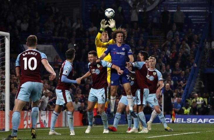 Aksi David Luiz pada pertandingan Chelsea vs Burnley. (Adrian Dennis/AFP).