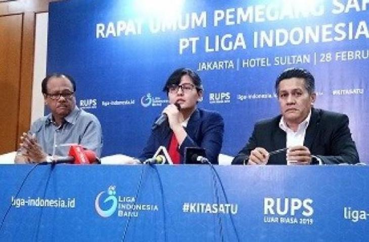 Dirk Soplanit, (kiri) Ratu Tisha Destria (tengah), dan Gusti Randa (kanan) pada jumpa pers usai digelarnya RUPS Luar Biasa di Hotel Sultan, Senayan, Jakarta. (Suara.com/Adie Prasetyo)