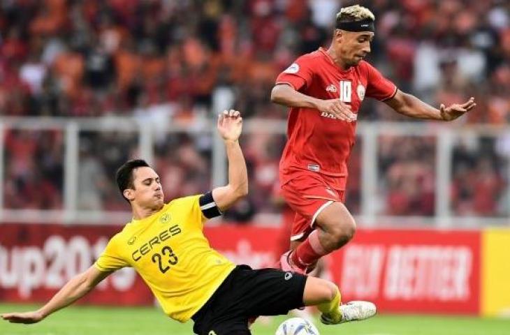 Pesepak bola Persija Jakarta Bruno Matos (kanan) dihadang pesepak bola Ceres Negros FC, Martin Steuble pada pertandingan keempat fase Grup G Piala AFC 2019 di Stadion Utama Gelora Bung Karno, Jakarta, Selasa (23/4/2019). Persija Jakarta dikalahkan klub asal Filipina Ceres Negros FC dengan skor 2-3. (ANTARA FOTO/Hafidz Mubarak A)