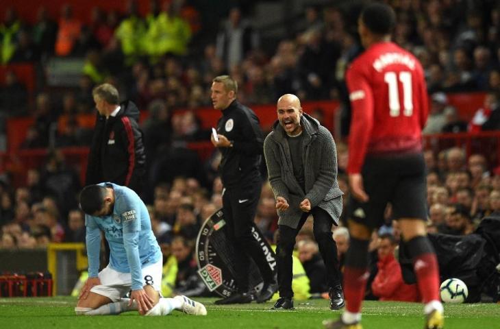 Ekspresi kebahagiaan Pep Guardiola usai berhasil mengalahkan Manchester United. (Oli Scraf/AFP)