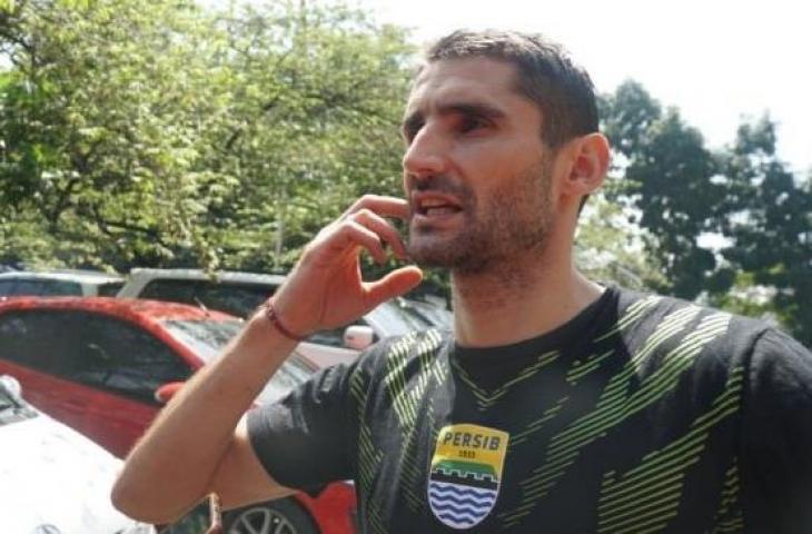 Gelandang Persib, Srjdan Lopicic usai latihan rutin di Universe Fitness, Jalan Menado, Bandung, Jawa Barat, Rabu (20/3/2019). Lopicic kembali berlatih usai sembuh dari cedera hamstring. [Suara.com/Aminuddin]