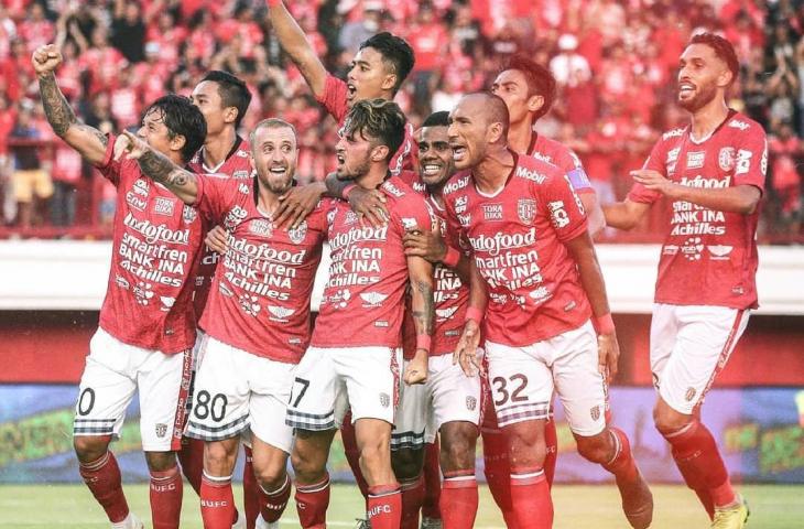 Stefano Lilipaly merayakan kemenangan bersama penggawa Bali United usai kalahkan Persija Jakarta di leg pertama babak 8 besar Piala Indonesia, Jumat (26/4/2019). [@baliunitedfc / Instagram]