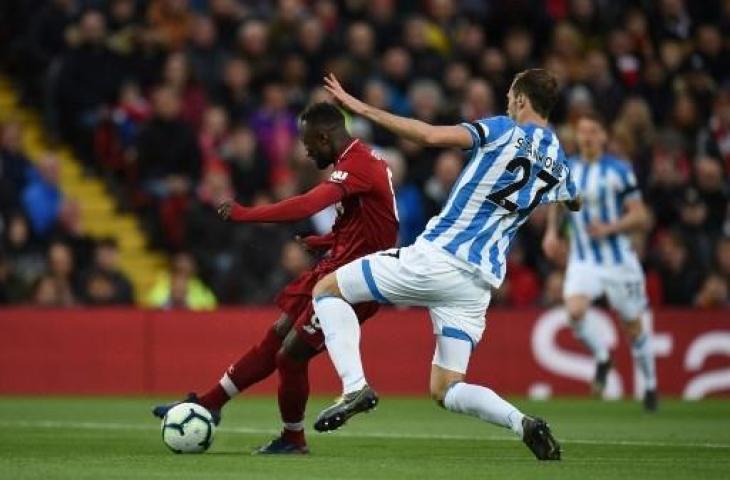 Aksi gelandang Liverpool, Naby Keita saat mencetak gol ke gawang Huddersfield Town pada detik ke-15 di Stadion Anfield, Sabtu (27/4/2019) dini hari WIB. (OLI SCARFF / AFP)