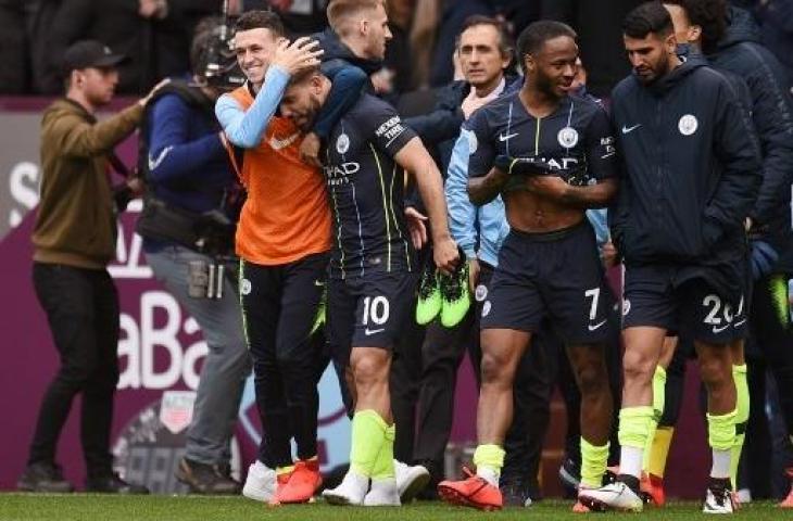 Kegembiraan para pemain Manchester City usai menumbangkan Burnley dengan skor tipis 1-0 di Turf Moor, Minggu (28/4/2019) malam WIB. (OLI SCARFF / AFP)