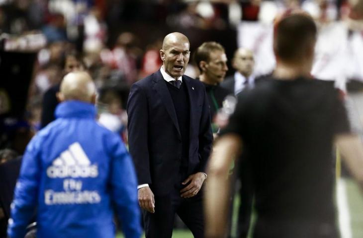 Pelatih Real Madrid, Zinedine Zidane tak mampu menutupi kekecewaan atas kekalahan Real Madrid dari Rayo Vallecano, Senin (29/4/2019) dini hari tadi. [BENJAMIN CREMEL / AFP]