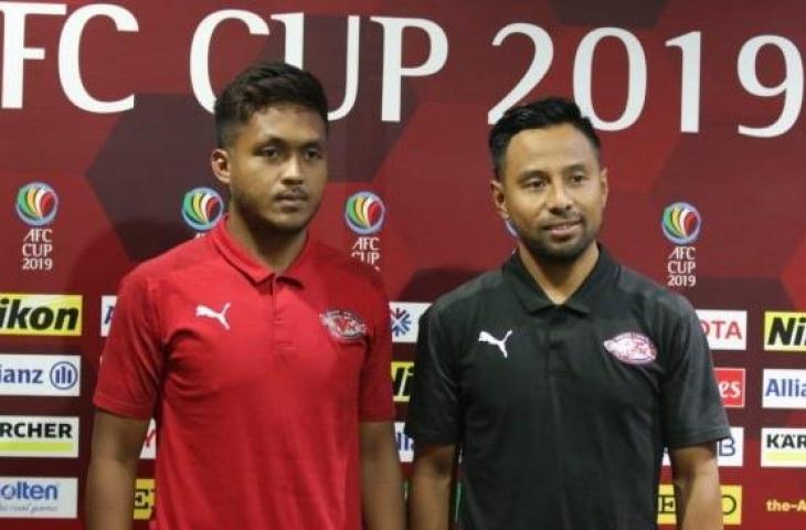 Pelatih Home United Noh Rahman (kanan) dan Pemain Izzdin Shafiq (kiri) pada jumpa pers sehari jelang petandingan melawan PSM Makassar pada ajang Piala AFC 2019 di Stadion Pakansari, Cibinong, Bogor. [Suara.com/Adie Prasetyo]