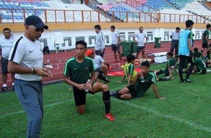 Pelatih Timnas Indonesia U-19 Fakhri Husaini (kiri) memberikan arahan saat seleksi di Stadion Wibawa Mukti, Cikarang, Kabupaten Bekasi, Jawa Barat, Kamis (25/4/2019). [Antara/Risky Andrianto]