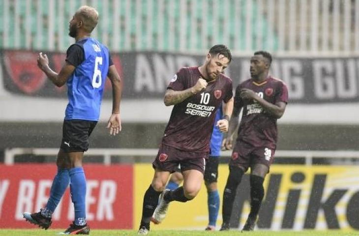 Pemain PSM Makassar, Marc Klok (tengah) meluapkan kegembiraan seusai mencetak gol ke gawang klub Home United FC melalui tendangan pinalti pada pertandingan fase Grup H Piala AFC 2019 di Stadion Pakansari, Bogor, Jawa Barat, Selasa (30/4/2019). Pada pertandingan tersebut PSM Makassar menang atas klub asal Singapura Home United FC dengan skor 3-2 sehingga PSM Makassar dipastikan lolos ke babak semifinal. (ANTARA FOTO/Hafidz Mubarak)