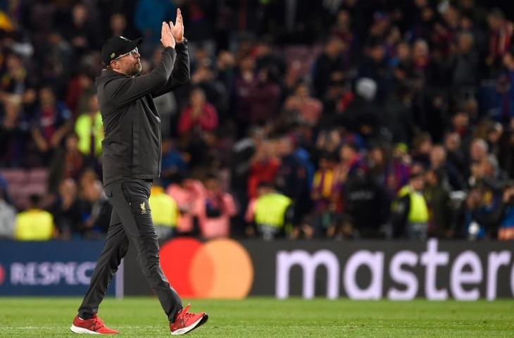 Jurgen Klopp memberikan tepuk tangan usai laga Barcelona vs Liverpool di Camp Nou. Pada laga tersebut Liverpool keok 0-3 atas tim tuan rumah, Barcelona. Lionel Messi cetak dua gol di laga Kamis (2/5/2019) dini hari tadi. [Josep LAGO / AFP]