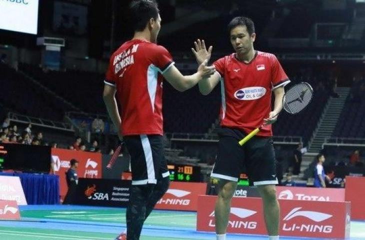 Pasangan ganda putra Indonesia, Hendra Setiawan/Mohammad Ahsan, melaju ke babak kedua Singapore Open 2019 usai menumbangkan kompatriotnya, Wahyu Nayaka Arya Pangkaryanira/Ade Yusuf Santoso, Selasa (9/4/2019). [Humas PBSI]