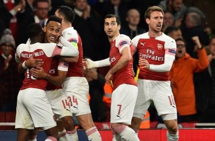 Para pemain Arsenal turut merayakan gol yang dicetak oleh Pierre-Emerick Aubameyang ke gawang Valencia pada leg pertama semifinal Liga Europa. (GLYN KIRK / AFP)