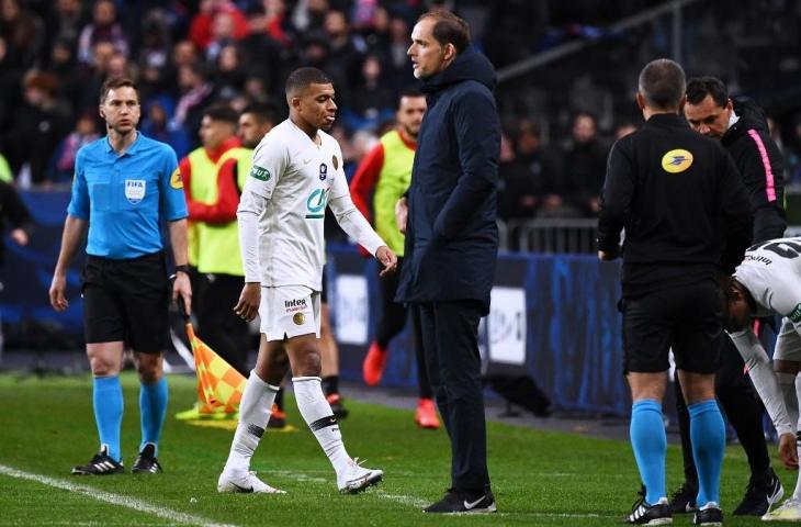 Penyerang PSG, Kylian Mbappe meinggalkan lapangan usai diganjar kartu merah pada final Coupe de France melawan Rennes di Stade de France, Paris, Minggu (28/4/2019) dini hari. (ANNE-CHRISTINE POUJOULAT / AFP)