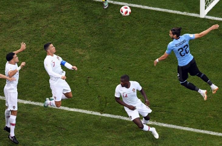 Kapten kesebelasana Portugal, Cristiano Ronaldo berancang-ancang melakukan sundulan ke gawang lawan. (KIRILL KUDRYAVTSEV / AFP)