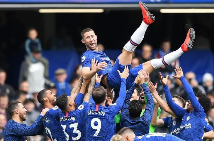 Gary Cahill ketika mendapat penghormatan dari para pemain Chelsea. (Daniel Leal-Olivas/AFP)