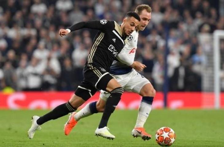 Gelandang Ajax Amsterdam, Noussair Mazraoui saat berduel dengan pemain Tottenham Hotspur, Christian Eriksen pada laga leg pertama semifinal Liga Champions. (EMMANUEL DUNAND / AFP)