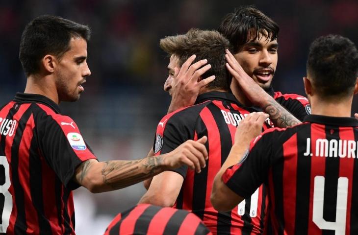 Selebrasi pemain AC Milan usai merayakan gol ke gawang Bologna. (Miguel Medina/AFP)