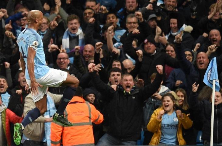 Selebrasi Vincent Kompany usai mencetak gol ke gawang Leicester City, Selasa (7/5/2019). (Oli Scraff/AFP)