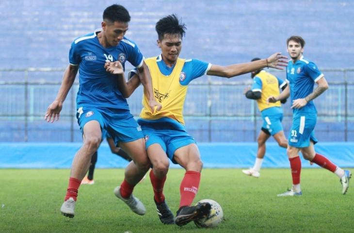 Pemain Arema FC berlatih di Stadion Cakrawala Universitas Negeri Malang. (intagram/aremafcofficial)