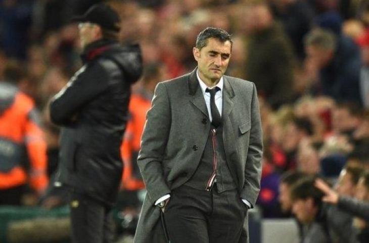 Gestur pelatih Barcelona, Ernesto Valverde (kanan) pada laga leg kedua semifinal Liga Champions 2018/2019 kontra Liverpool di Anfield, Rabu (8/5/2019) dini hari WIB. [Oli SCARFF / AFP]