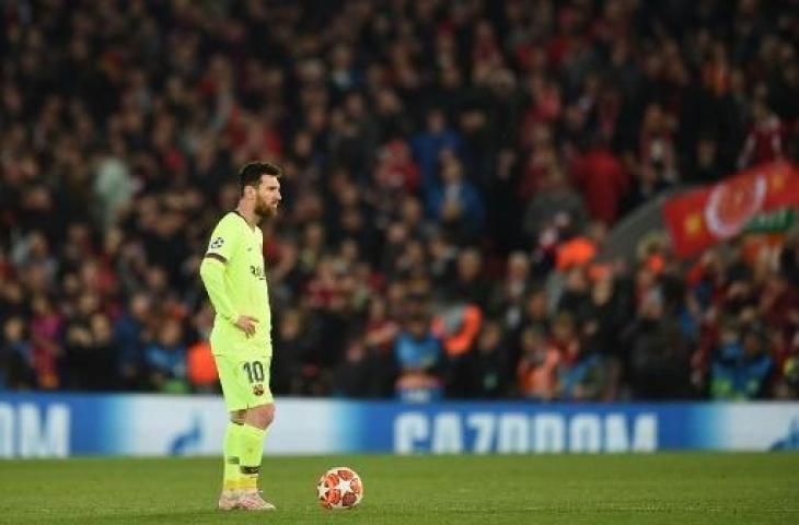 Lionel Messi nampak tertunduk lesu usai Barcelona dihajar Liverpool 4-0 pada leg kedua semifinal Liga Champions. (OLI SCARFF / AFP)