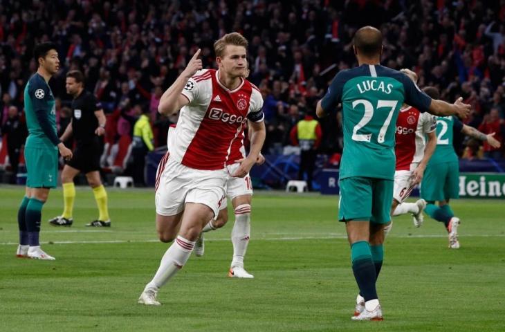 Selebrasi Matthijs de Ligt usai mencetak gol ke gawang Tottenham. (Adrian Dennis/AFP)