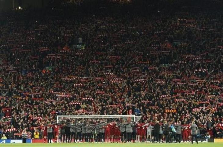 Para penggawa Liverpool tampak merayakan keberhasilan timnya bersama para suporter setelah lolos ke partai final Liga Champions dengan mengandaskan perlawan Barcelona dengan agregat 4-3. (OLI SCARFF / AFP)