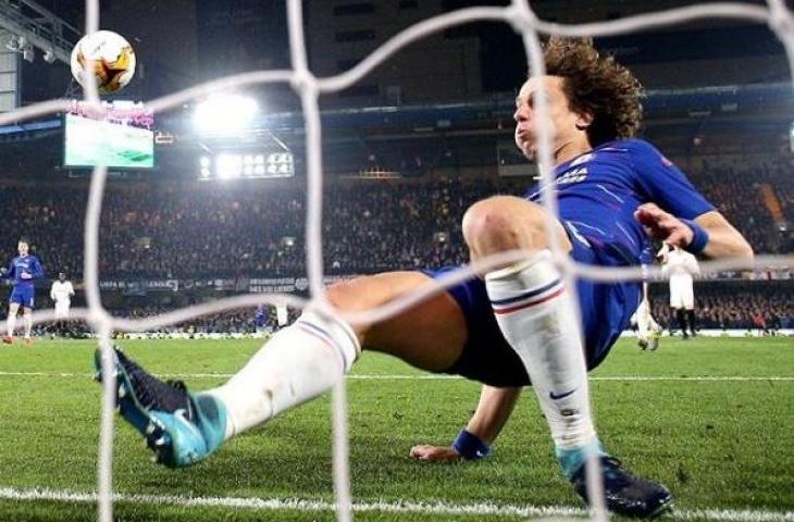 Aksi David Luiz saat menghalau bola sepakan pemain Eintracht Frankfurt pada leg kedua semifinal Liga Europa. (Instagram/chelseafc)