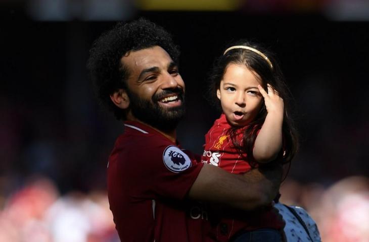 Mohamed Salah bersama putrinya yang menggemaskan, Makka bikin fans Liverpool terhibur usai laga menghadapi Wolverhampton, Minggu (12/5/2019). [PAUL ELLIS / AFP]